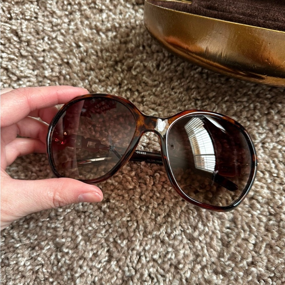 😎GUESS Tortoise Shell Sunglasses😎 - Picture 3 of 5